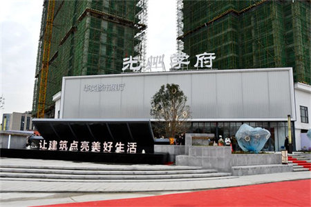 百货大楼附近东岳广场4室2厅2卫110万136m2毛坯房出售